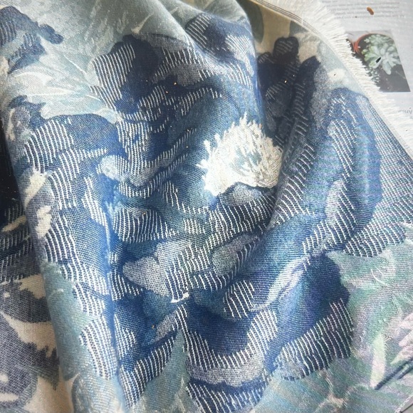 Blue & White Bloom Reversible Wrap - Picture 4 of 5